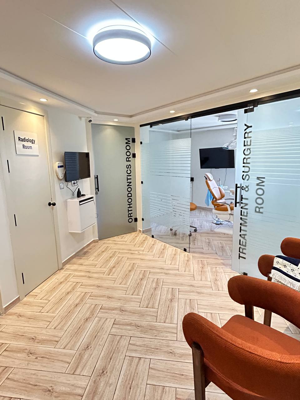 Couloir du cabinet avec salles de soins, radiologie et orthodontie